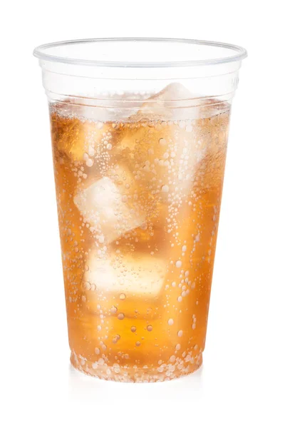 W izole plastik bir fincan buz ile Guarana gazlı içecek