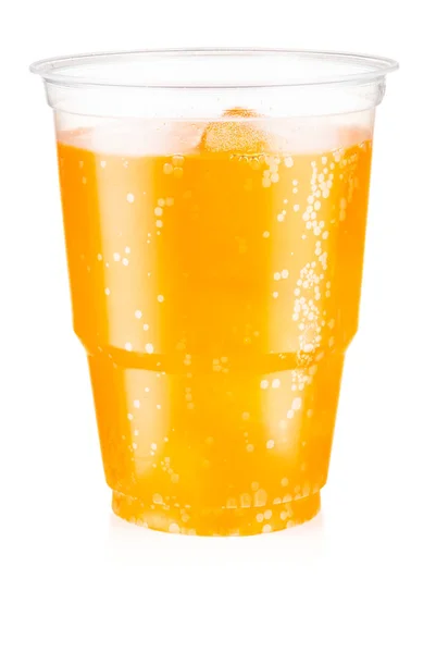 Pomarańczowy napój gazowany z lodem w plastikowym kubkiem wyizolowanym na wh — Zdjęcie stockowe