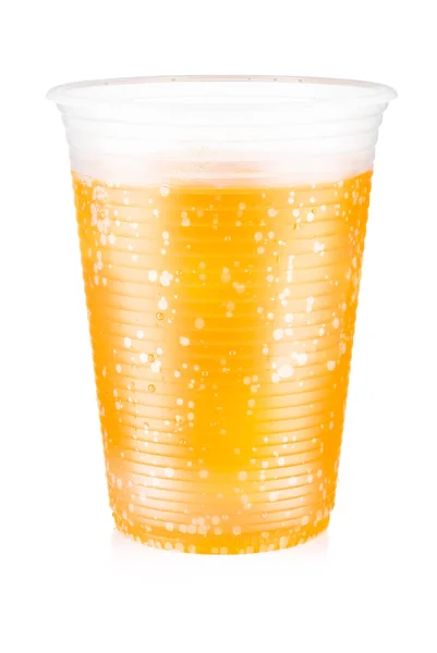Bebida carbonatada de naranja con hielo en una taza de plástico aislada en wh — Foto de Stock