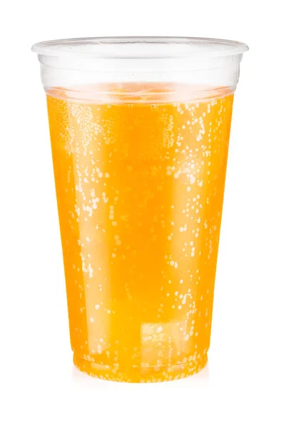 橙色碳酸饮料与冰在塑料杯隔离在wh — 图库照片
