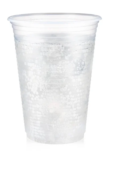 Bebida carbonatada de sódio com gelo em um copo de plástico isolado no whit — Fotografia de Stock