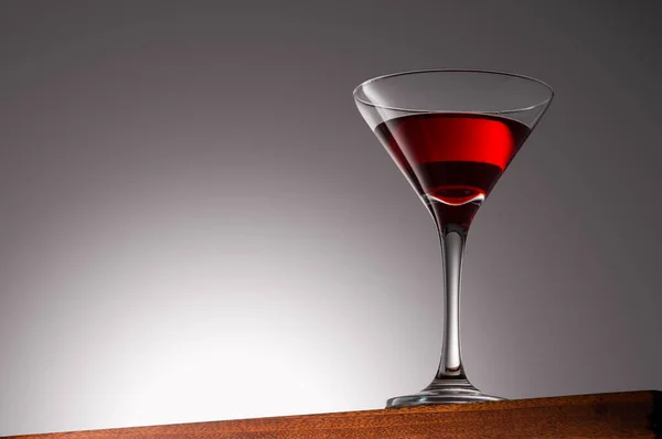 Κόκκινο Ποτό Γυαλί Martini Μια Ξύλινη Επιφάνεια Κλιμακωτή Φόντο Ψαλίδισμα — Φωτογραφία Αρχείου