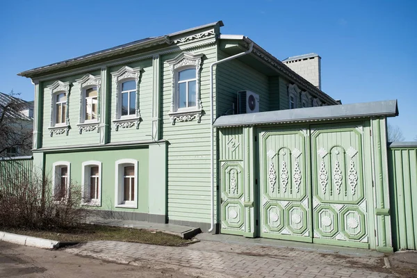 Güzel Eski Yeşil Ahşap Evde Bahar Güneşli Günde Kolomna Kremlin — Stok fotoğraf