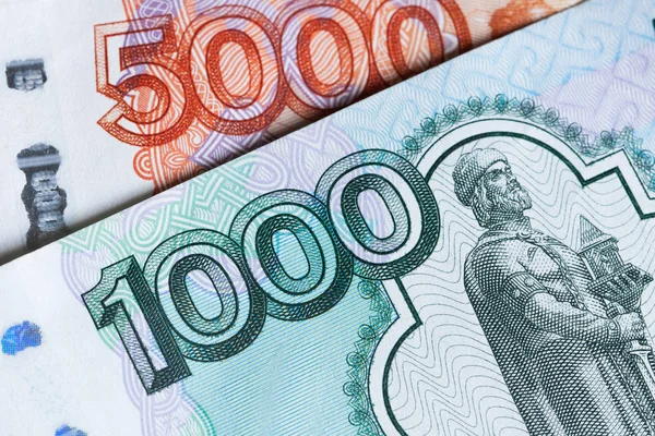 1000 のロシアのお金そしてロシアの銀行の紙幣の 5000 千ルーブルのクローズ アップ — ストック写真