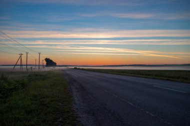 Güzel manzara sis şafakta mavi gökyüzü altında yol yolu ile yaz sabahın erken saatlerinde.