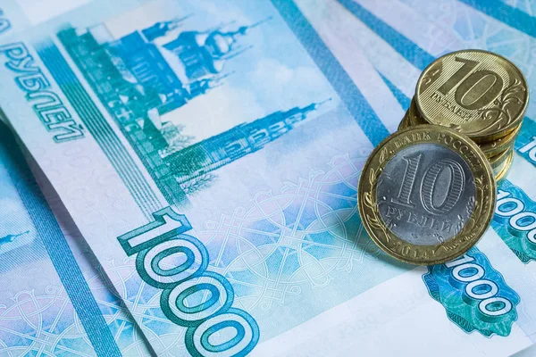 クローズ アップ 1000 数千人のロシアのお金のルーブルと ルーブルの硬貨 — ストック写真