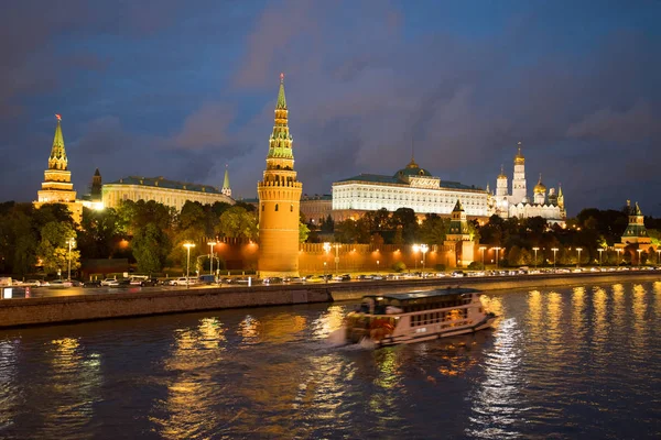 Moscow Russia Beautiful View Moscow Kremlin Illuminations Lamps Floating Motor — Stock Photo, Image