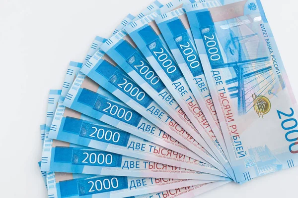 2000 の新しいロシア紙幣ホワイト ペーパーの上に つの何千もルーブルを表示します — ストック写真