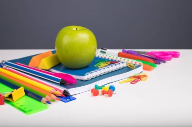 Farklı okul ya da beyaz masa boşaltmak üzerinde Ofis Kırtasiye.