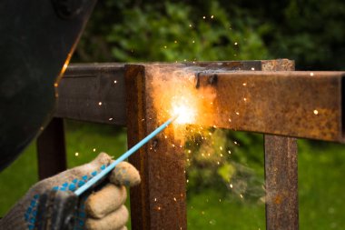 Açık yakın kadar kaynak makinesi ile maske kaynak eski metali kaynak erkek kaynakçı.