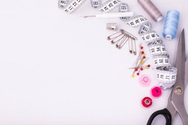 Farklı dikiş aksesuarları / elişi beyaz boşaltmak üst görünümüyle tablo.