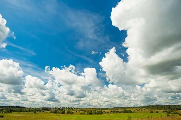 Όμορφο Γραφικό Τοπίο Του Φωτεινό Μπλε Ουρανό Δραματική Σύννεφα Αιώρηση — Φωτογραφία Αρχείου