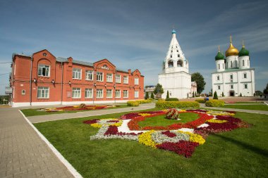 Kolomna, Rusya: Görünüm okul, varsayım ve çan kulelerinin Katedral Meydanı ile katedral Kolomna Kremlin yaz aylarında çiçeklenir, dekoratif.