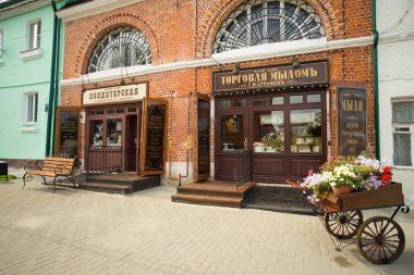 Kolomna, Rusya - 26 Temmuz 2018: Müze dükkanı Zonko'nun ve yaz aylarında ahşap sepeti dekoratif çiçekler sabunla Dükkanı.