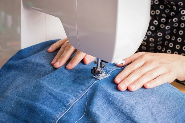 Las Manos Joven Modista Femenina Cosen Ropa Vaqueros Máquina Coser — Foto de Stock