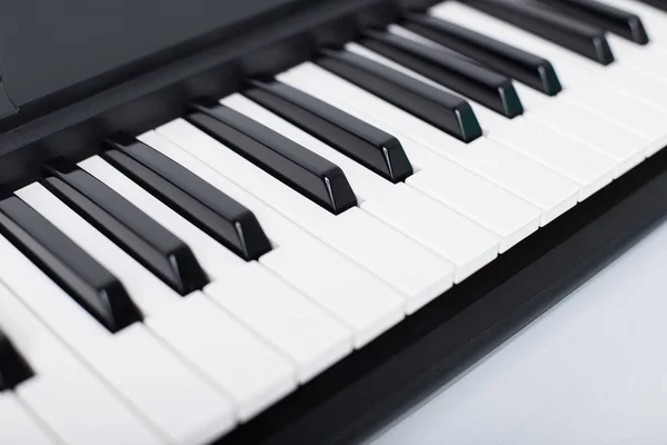 音楽スタジオで Wodern シンセサイザーの古典的な黒と白の電子ピアノのキーをクローズ アップ — ストック写真