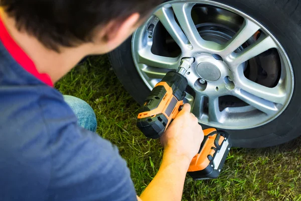 Close Young Mechanic Changing Wheel Car Accumulator Impact Wrench Outdoor — Stock Photo, Image