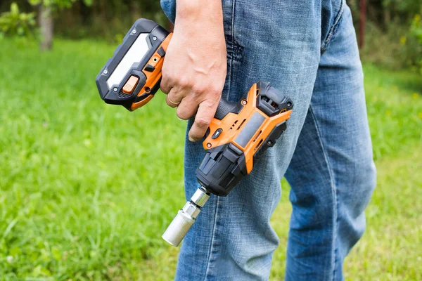 Hand Male Mechanic Hold Battery Powered Impact Wrench Outdoor Close — Stock Photo, Image