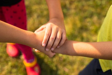 Etkin çocuk eller grup yaz Park ortak oyunda birlikte katılmak.