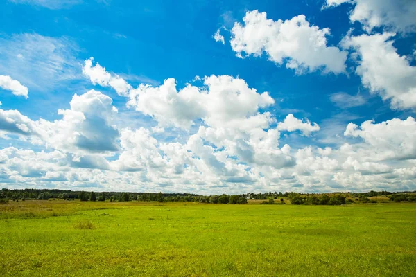 Hermoso Paisaje Escénico Brillante Cielo Azul Con Nubes Dramáticas Flotan — Foto de Stock