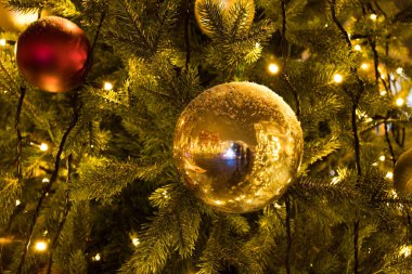 Topları ve kış City Rusya'nın yanan Garland ile güzel Noel ağacı yakın çekim.