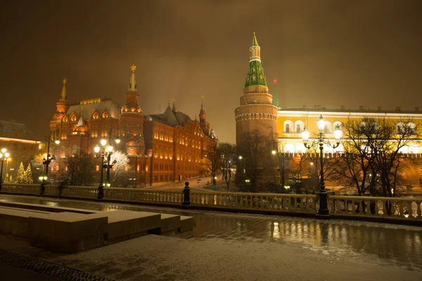 모스크바 러시아입니다 배경에 역사적인 박물관 모스크바 크렘린의 유명한 저녁에 놀이터에 — 스톡 사진