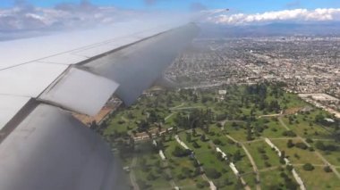 Los Angeles üzerinde bir uçak iniş.