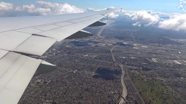 Landung Eines Passagierflugzeugs Über Los Angeles — Stockvideo