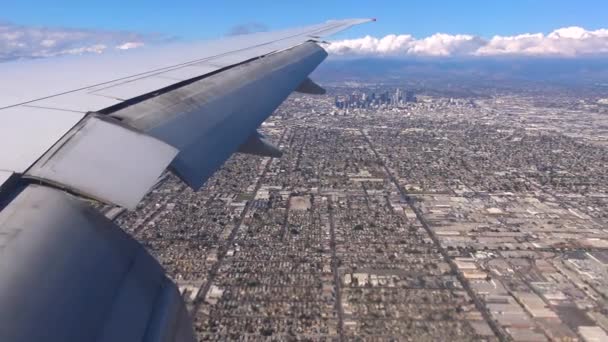 Landung Eines Passagierflugzeugs Über Los Angeles — Stockvideo