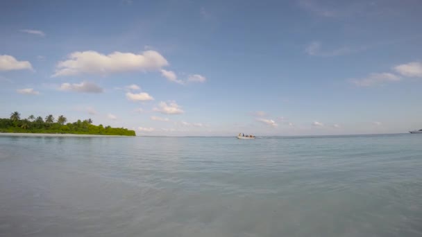 美しい砂浜 モルディブ諸島の島々に沿った魅力的な海サファリ旅行 — ストック動画