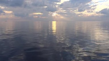 Güzel gün batımı. Büyüleyici bir deniz Safari-Maldivler takımadalar Adaları boyunca bir gezi. 