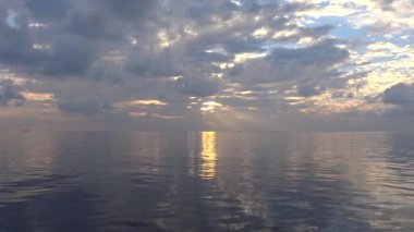 Güzel gün batımı. Büyüleyici bir deniz Safari-Maldivler takımadalar Adaları boyunca bir gezi. 