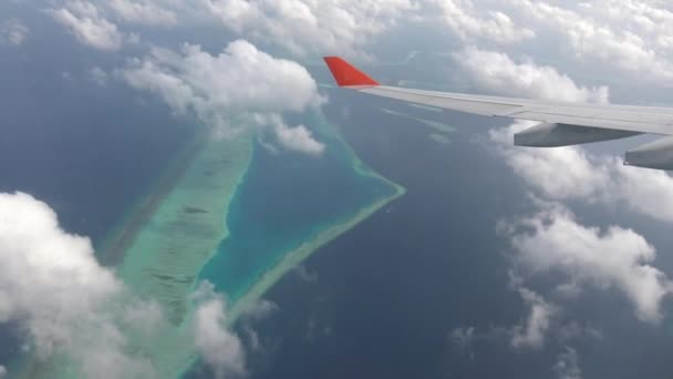 Полет Самолета Над Мальдивами Вид Окна — стоковое видео