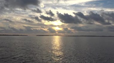 Güzel gün batımı. Büyüleyici bir deniz Safari-Maldivler takımadalar Adaları boyunca bir gezi. 