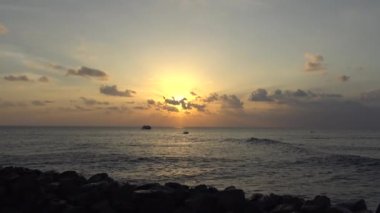 Güzel gün batımı. Büyüleyici bir deniz Safari-Maldivler takımadalar Adaları boyunca bir gezi. 