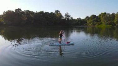 Su, sup borde üzerinde akar.