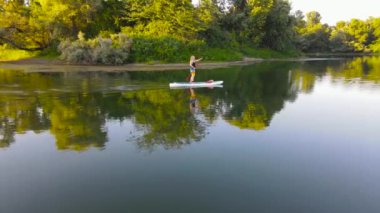 Su, sup borde üzerinde akar.