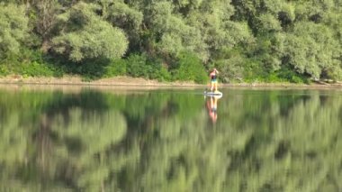 Su, sup borde üzerinde akar.