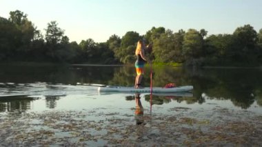 Su, sup borde üzerinde akar.