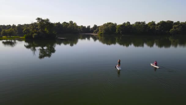 Sup Borde Üzerinde Akar — Stok video