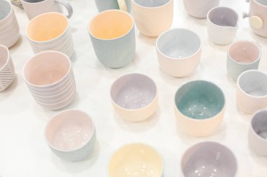 Üst Manzara. Çok renkli seramik minimalist vazo seti.