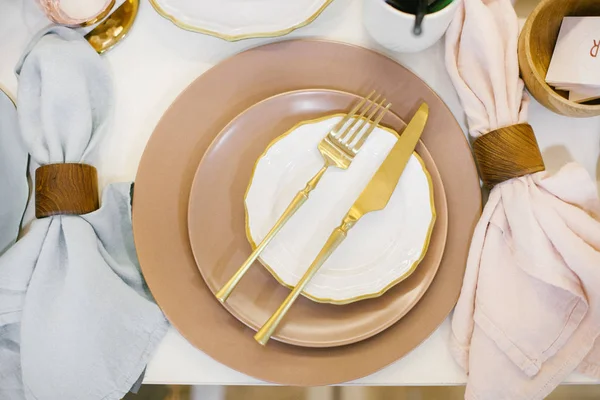 Συλλογή Από Μπεζ Και Λευκά Κεραμικά Πιάτα Χρυσά Μαχαιροπίρουνα Και — Φωτογραφία Αρχείου