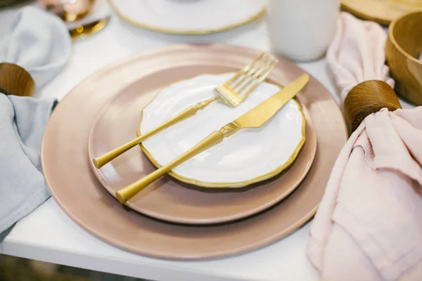 Set Beige Witte Keramische Borden Met Goudkleurig Bestek Linnen Servetten — Stockfoto