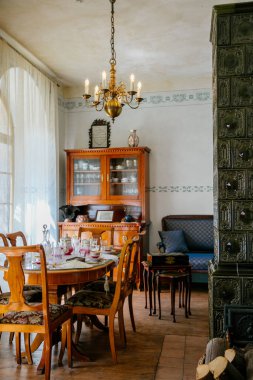 Bohemya Cenneti 'ndeki Valdstejn şatosu Cesky raj, Çek Cumhuriyeti. 16 Mayıs 2020. Ortaçağ şatosu. Kale mobilyalarının içeriden çekilmiş bir fotoğrafı..