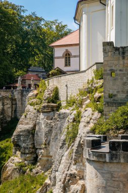 Bohemya Cenneti 'ndeki Valdstejn şatosu Cesky raj, Çek Cumhuriyeti. Seyahat ve mimarlık geçmişi. Ortaçağ şatosu. 16 Mayıs 2020