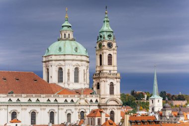 Mala Strana 'daki St. Nicholas Kilisesi, Prag, Çek Cumhuriyeti 05 Ekim 2017. Vrtbovska bahçesinden görüntü. 
