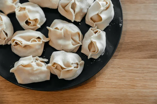 Gevulde Zelfgemaakte Knoedels Manti Van Deeg Gehakt Een Donkere Plaat — Stockfoto