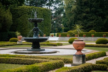 Prag Şatosu 'nun Kraliyet Bahçeleri' nde Şarkı Söyleyen Çeşme, Prag, Çek Cumhuriyeti. 26 Mayıs 2020