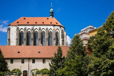Fransisken Karlar Leydisi Kilisesi, Çek Cumhuriyeti 'nin Prag kentindeki Fransisken Bahçesi' nden manzara. 26 Mayıs 2020