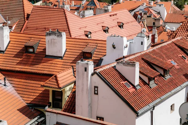 Prag 'ın eski kırmızı kiremitli çatıları. Avrupa ortaçağ şehir görüşü, antik mimari, popüler turistik bakış açısı. Prag, Çek Cumhuriyeti. 26 Mayıs 2020